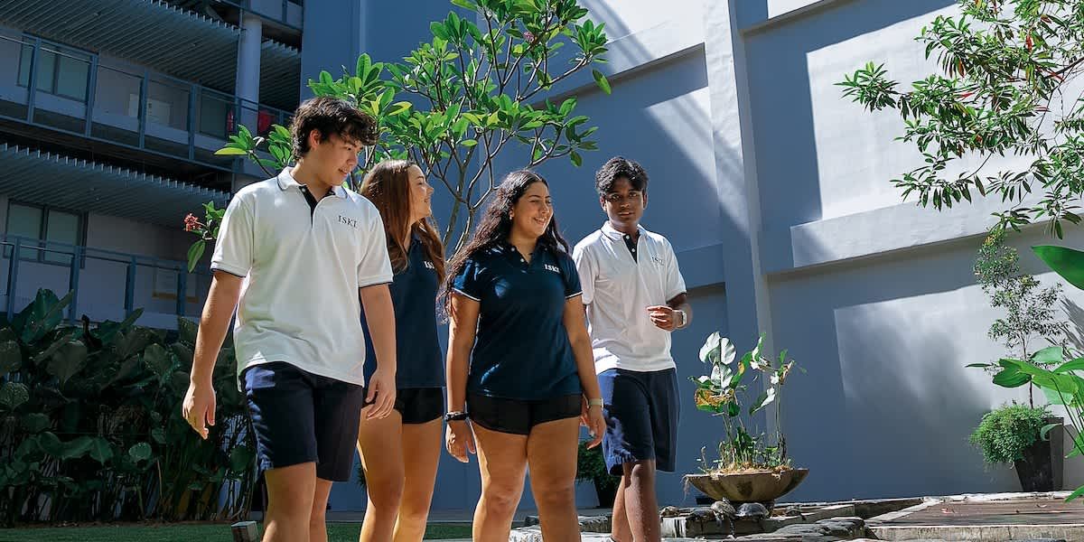 クアラルンプール・インターナショナルスクール: High School students walking in a group